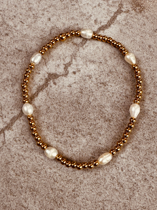Bracelet with gold beads and white pearls 