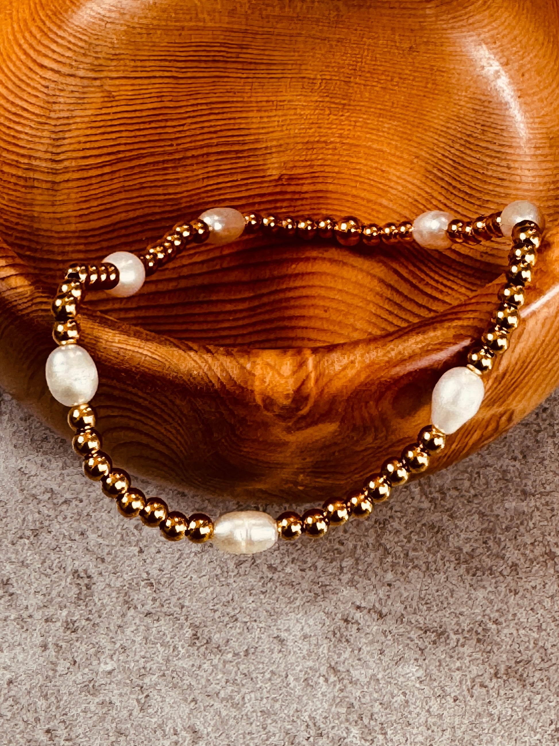 Bracelet with gold beads and white pearls 
