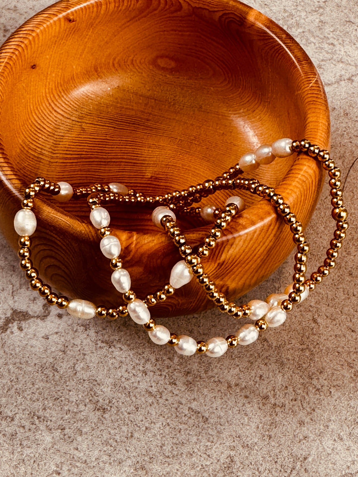 Pearl bracelet with gold beads 
