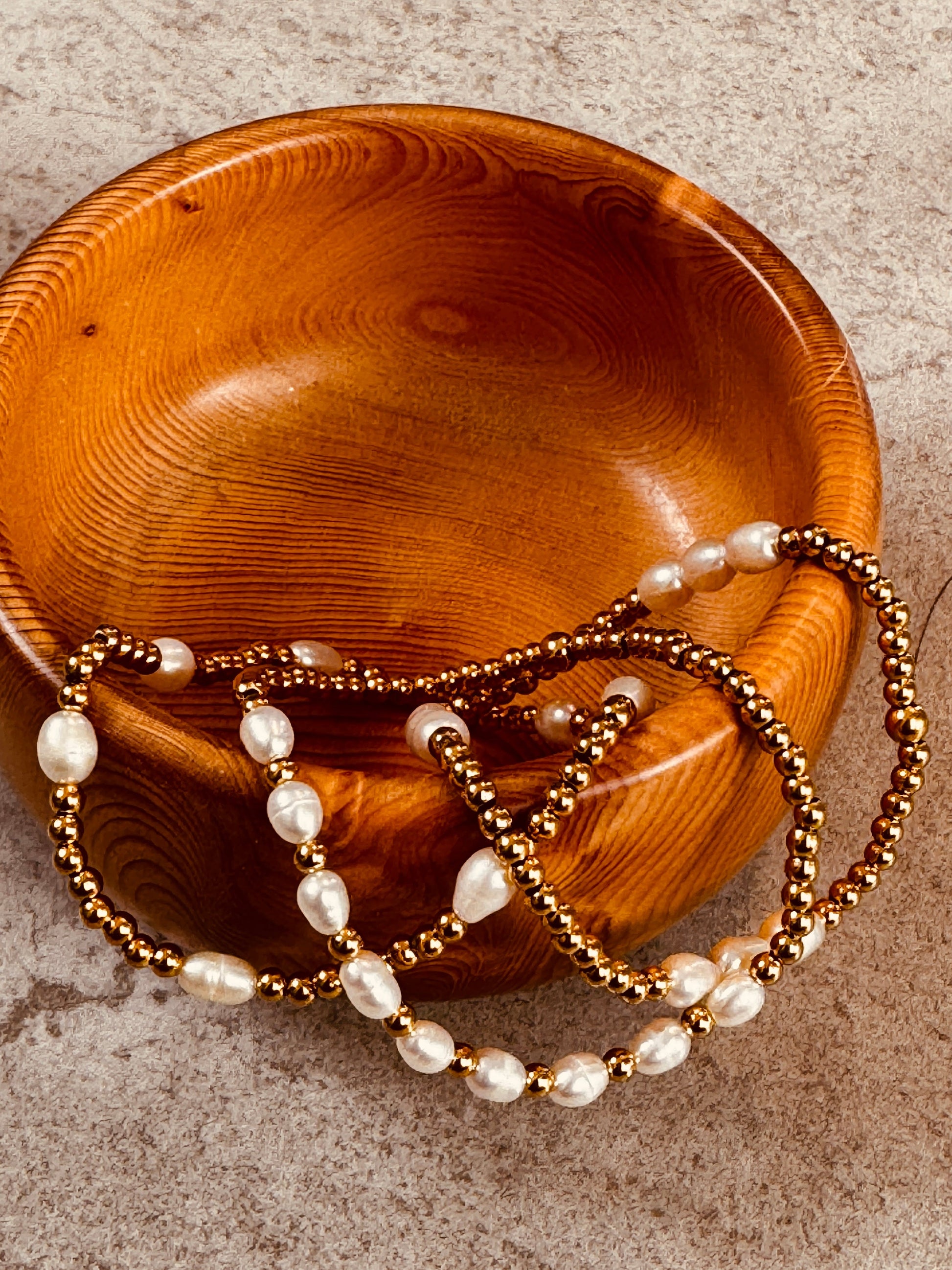 Bracelet with gold beads and white pearls 