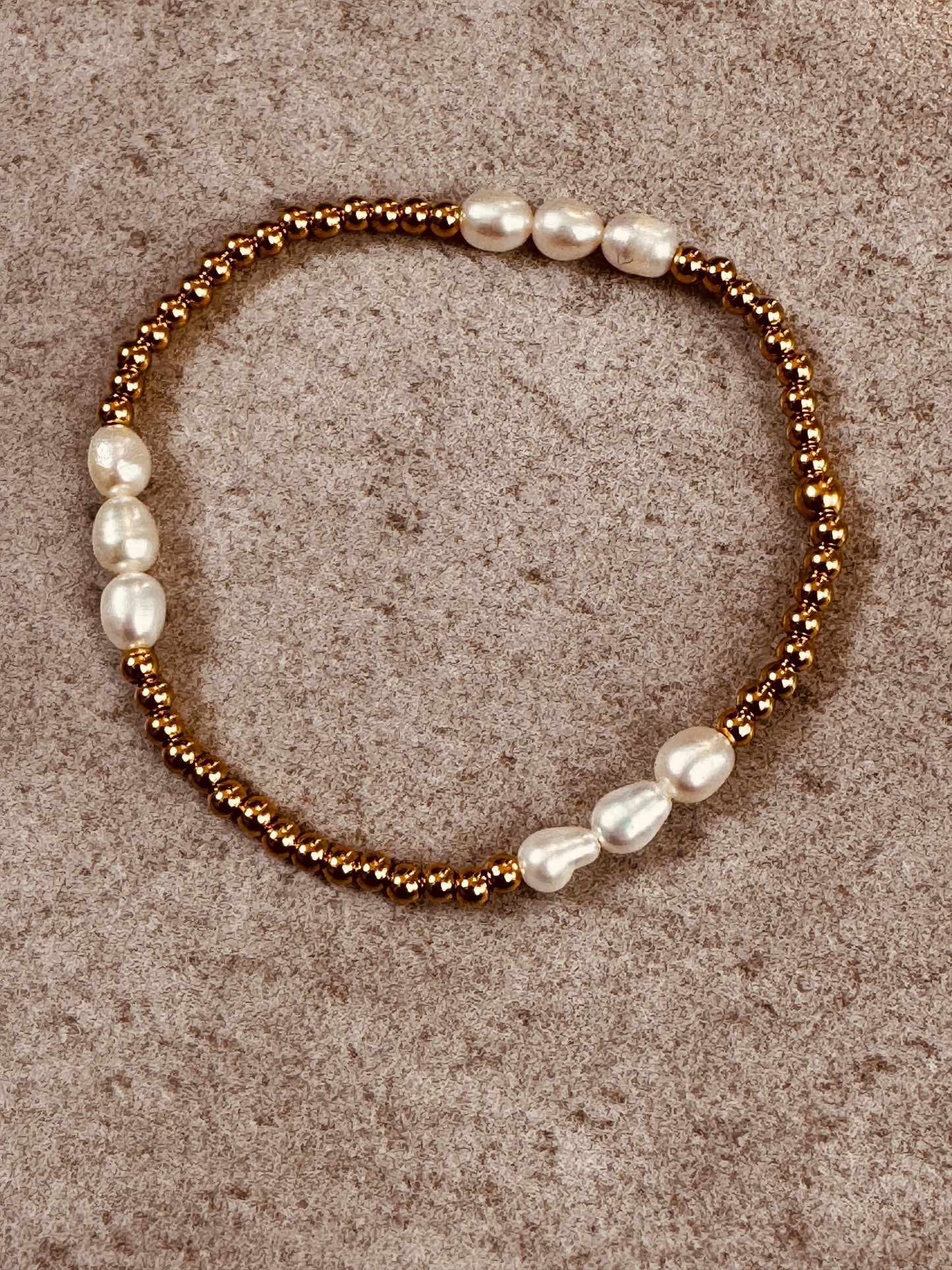 Bracelet with gold beads and white pearls 