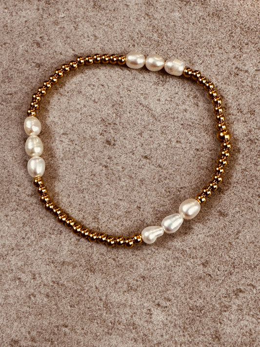Bracelet with gold beads and white pearls 
