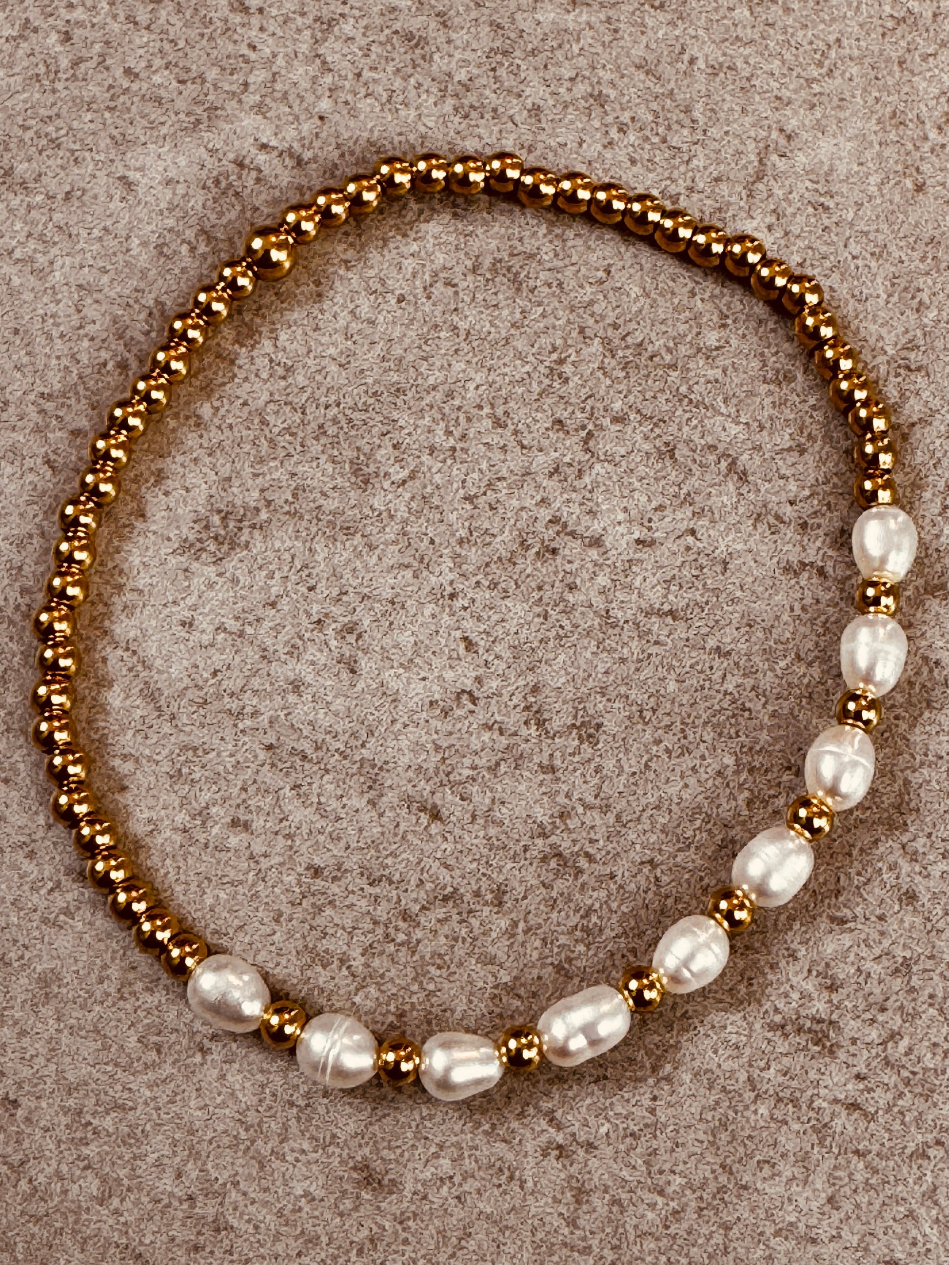Pearl bracelet with gold beads 