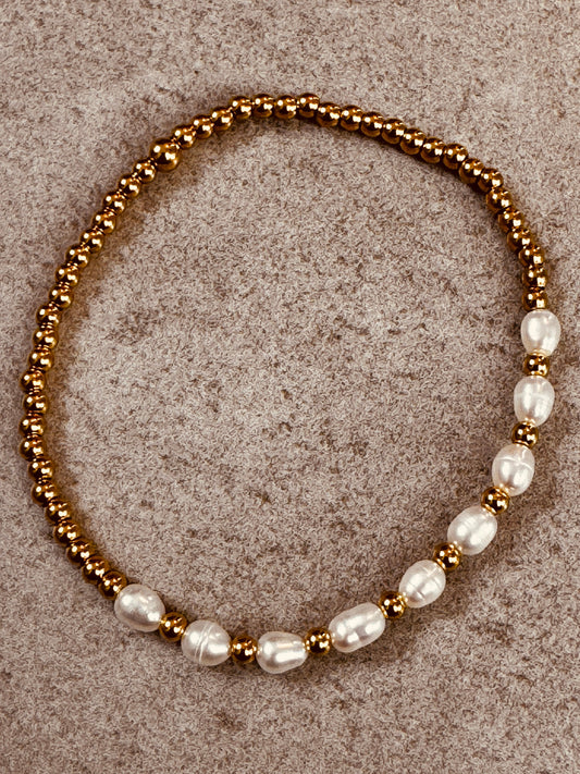 Pearl bracelet with gold beads 