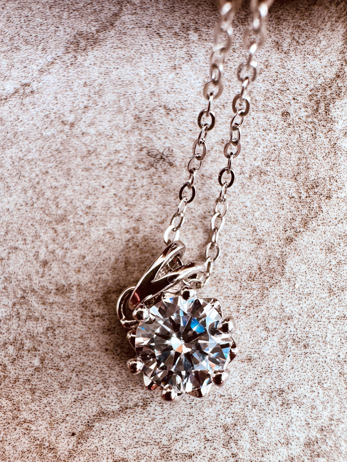 Silver necklace with a moissanite pendant 