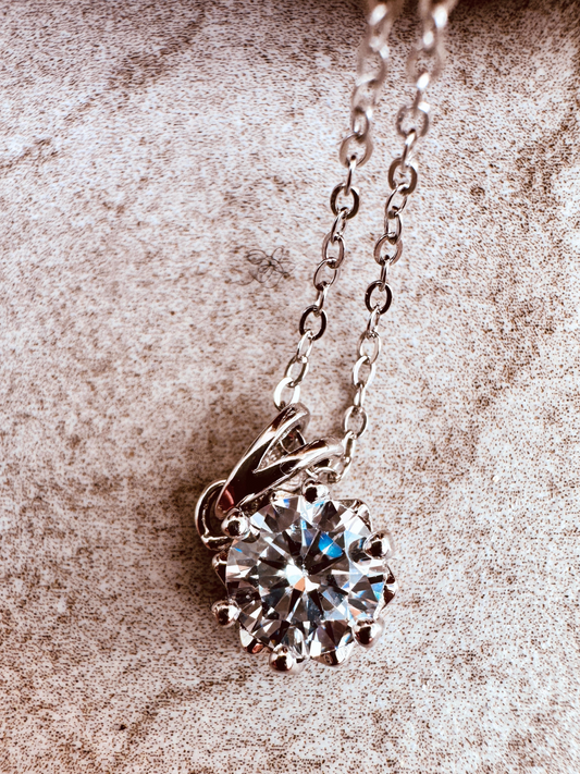 Silver necklace with a moissanite pendant 